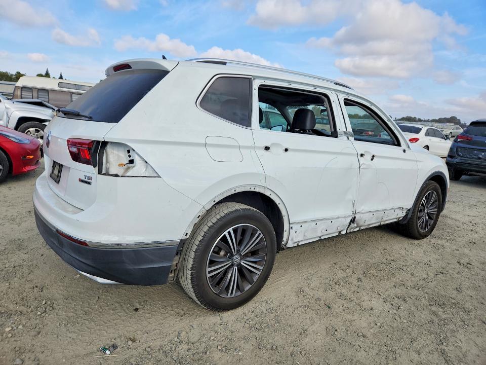 65601546 :رقم المزاد ، 3VV2B7AXXJM052842 vin ، 2018 Volkswagen Tiguan مزاد بيع