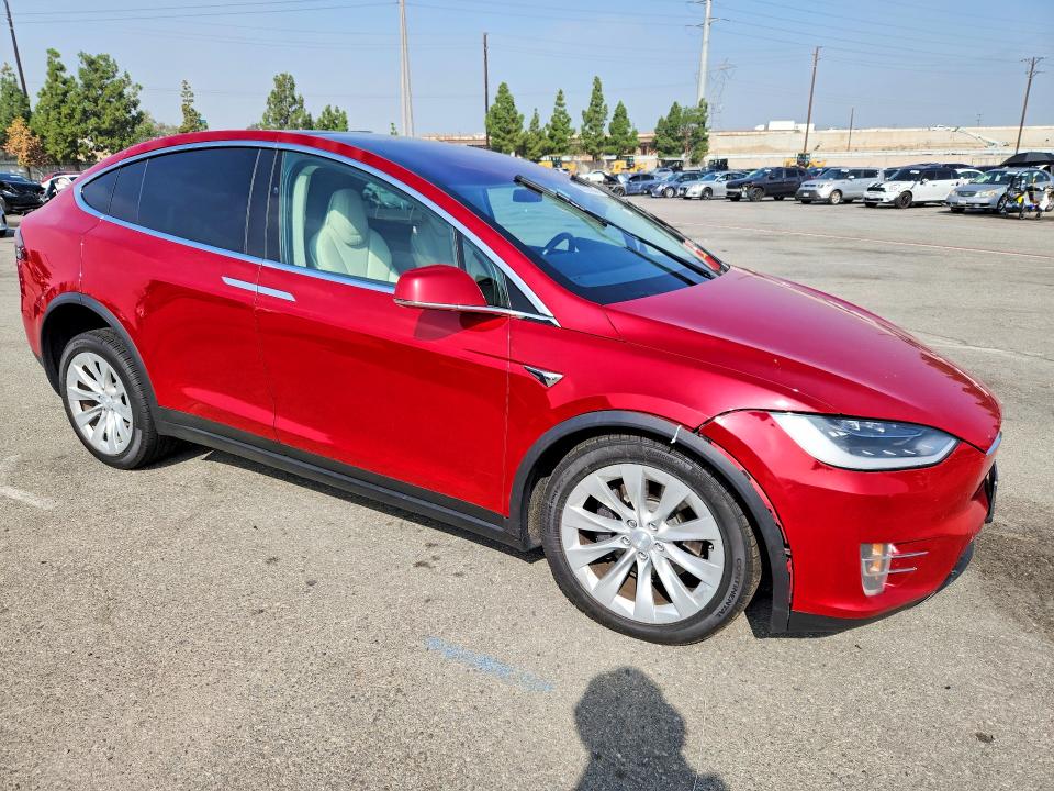 68326356 :رقم المزاد ، 5YJXCDE28JF101961 vin ، 2018 Tesla Model X مزاد بيع
