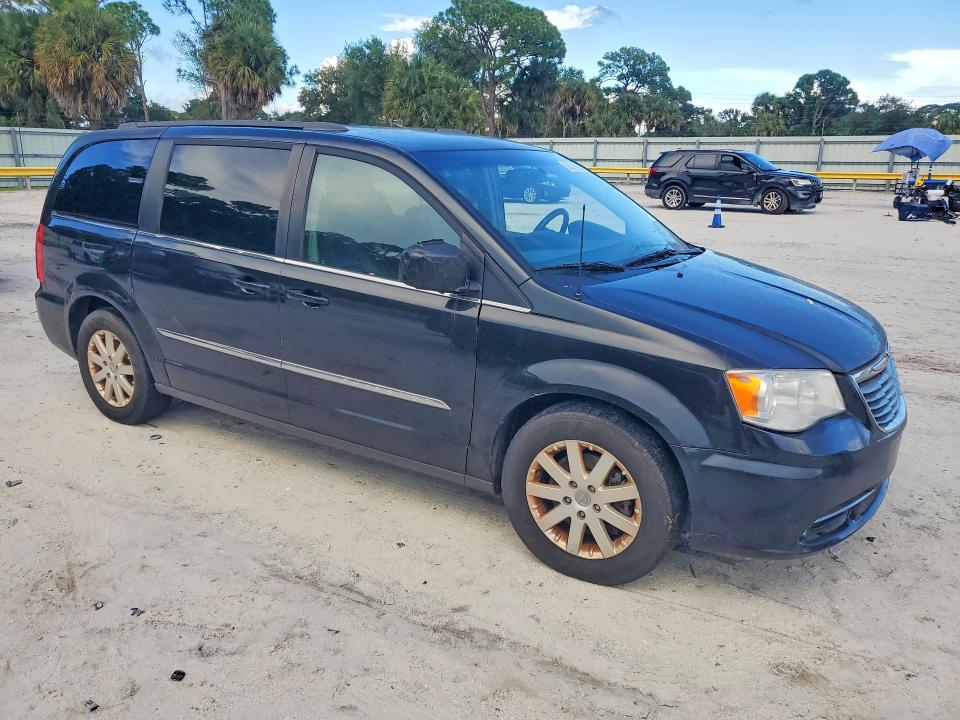 68501596 :رقم المزاد ، 2C4RC1BG1GR228927 vin ، 2016 Chrysler Town & Country مزاد بيع