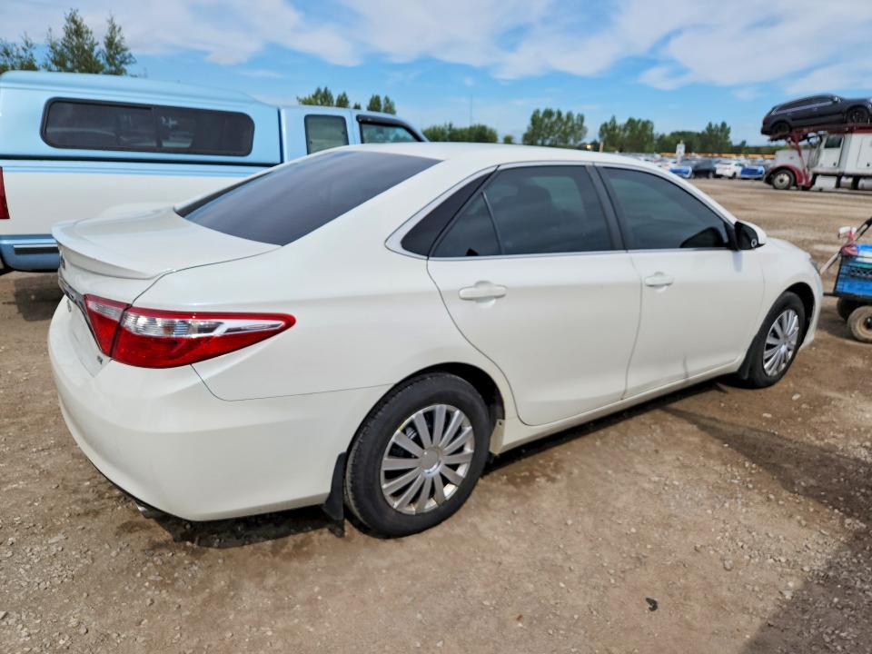 68640616 :رقم المزاد ، 4T1BF1FK3FU040219 vin ، 2015 Toyota Camry مزاد بيع