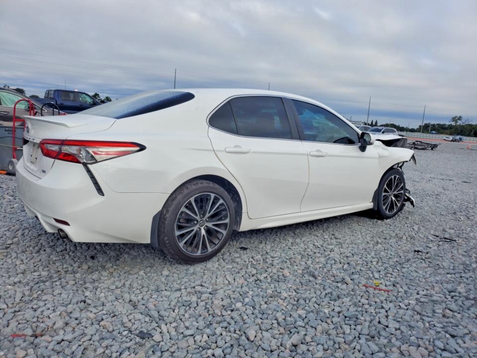 70539926 :رقم المزاد ، 4T1B11HK9JU612303 vin ، 2018 Toyota Camry مزاد بيع