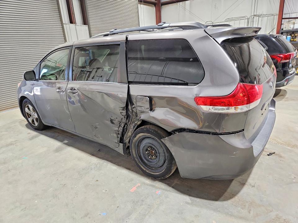 70968976 :رقم المزاد ، 5TDKK3DC7ES433568 vin ، 2014 Toyota Sienna مزاد بيع