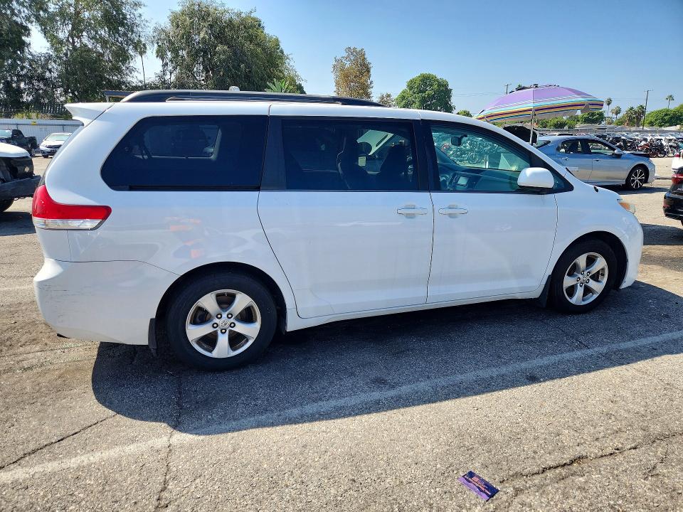 2013 Toyota Sienna მანქანა იყიდება აუქციონზე, vin: 5TDKK3DCXDS346584, აუქციონის ნომერი: 67939806