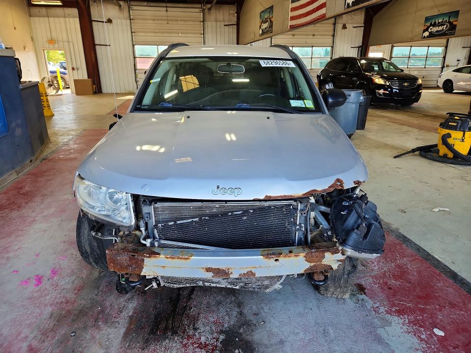 68296586 :رقم المزاد ، 1J4NF1FB8BD135784 vin ، 2011 Jeep Compass مزاد بيع
