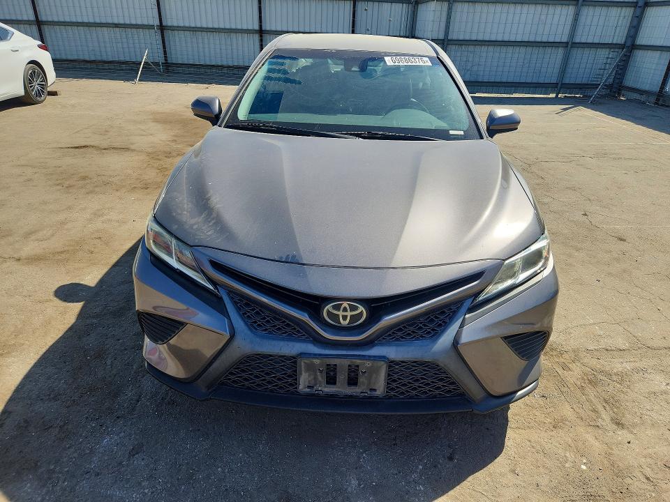 2020 Toyota Camry მანქანა იყიდება აუქციონზე, vin: 4T1G11AK8LU875997, აუქციონის ნომერი: 69886376