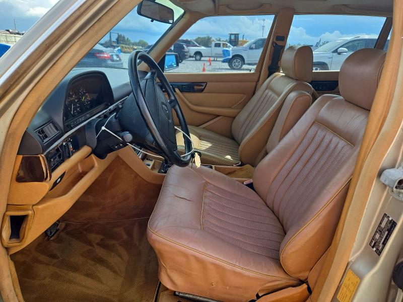 71215616 :رقم المزاد ، WDBCA39D3HA338420 vin ، 1987 Mercedes-benz 560 مزاد بيع