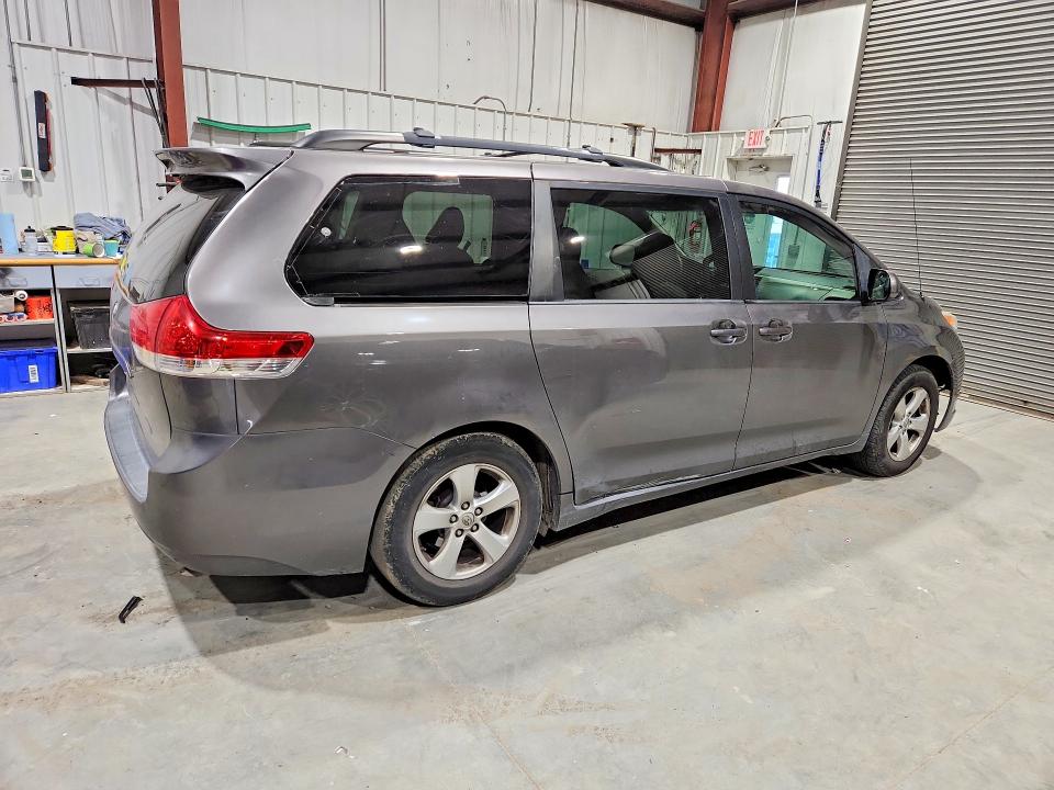 70968976 :رقم المزاد ، 5TDKK3DC7ES433568 vin ، 2014 Toyota Sienna مزاد بيع