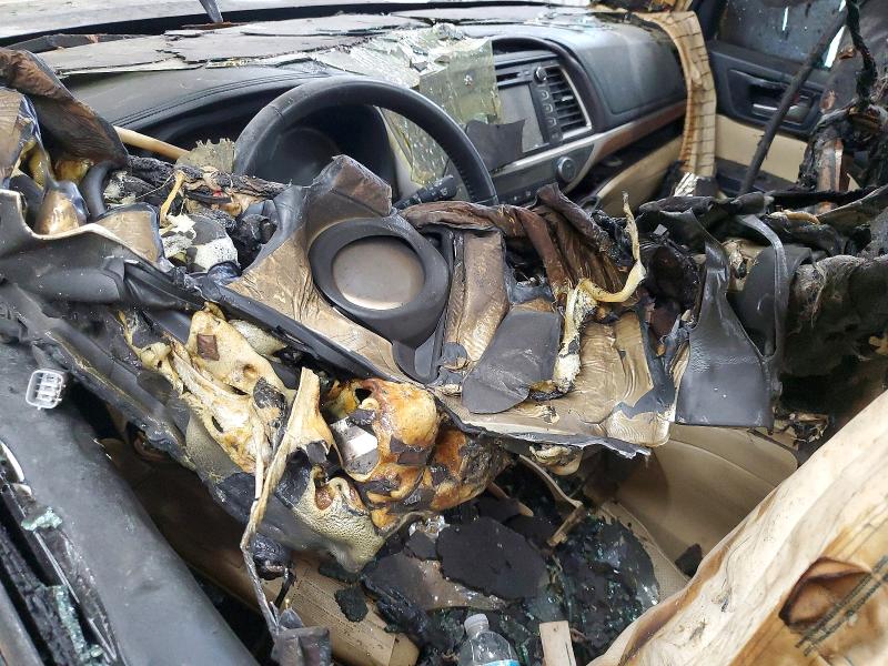 Продажа на аукционе авто 2019 Toyota Highlander, vin: 5TDDZRFH4KS979644, номер лота: 67934076