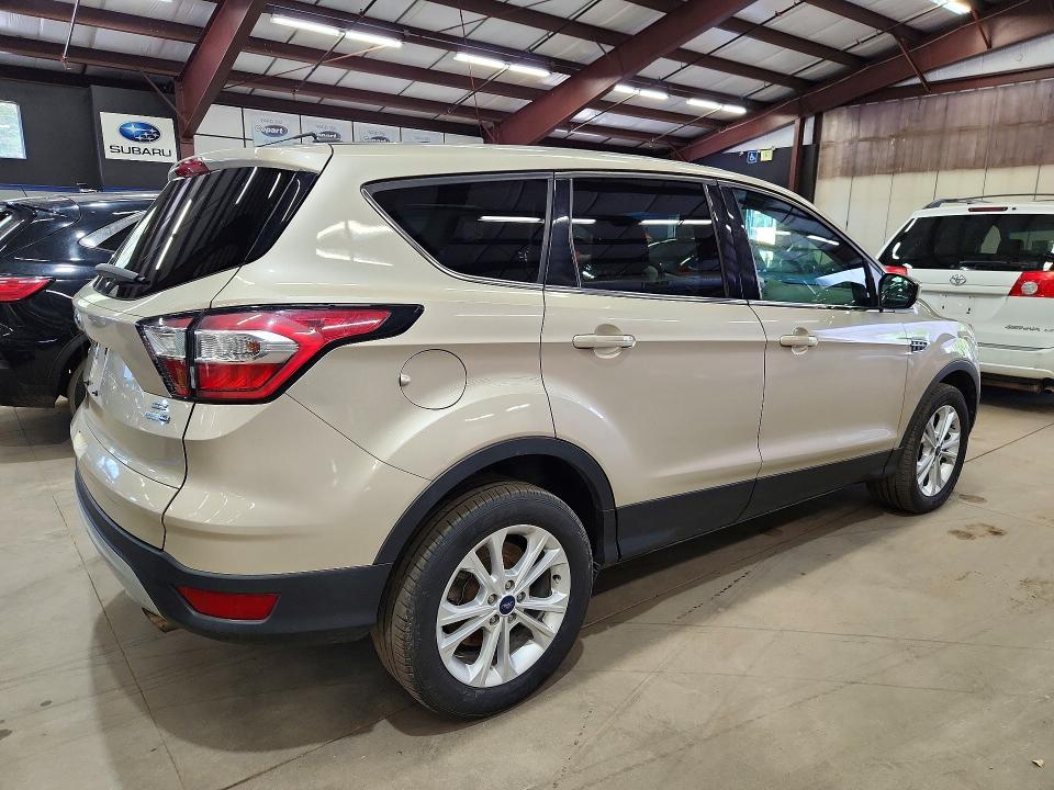 69945996 :رقم المزاد ، 1FMCU9GD2HUD23738 vin ، 2017 Ford Escape مزاد بيع
