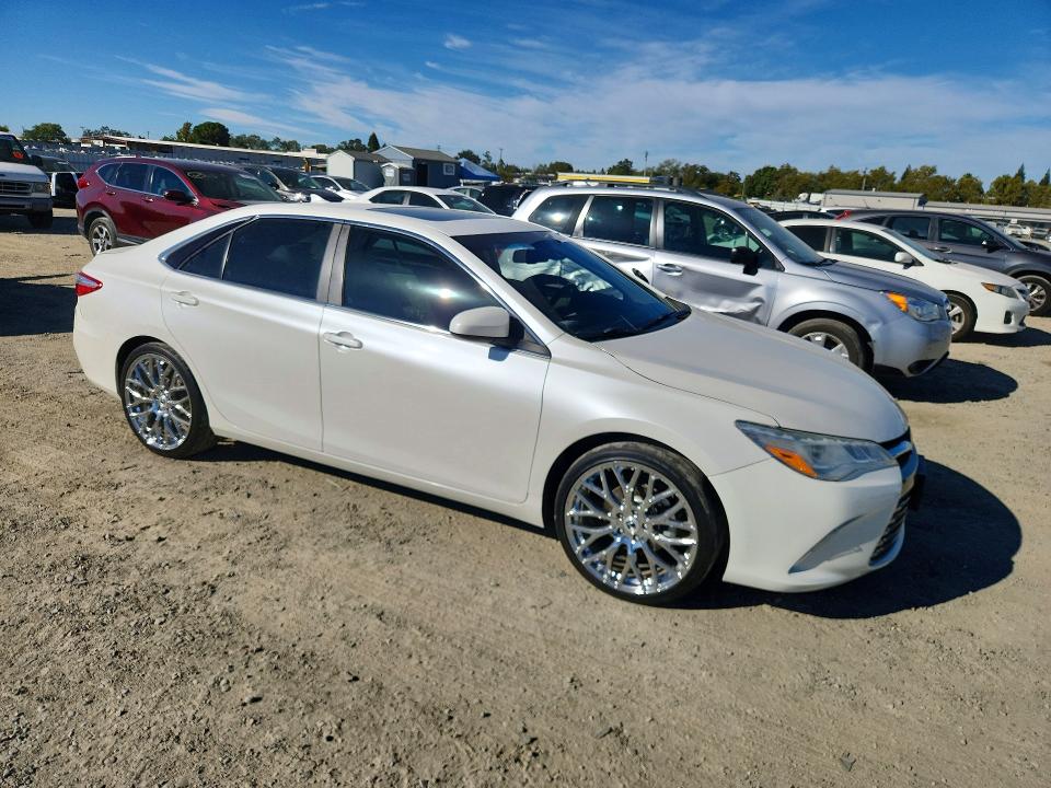70351566 :رقم المزاد ، 4T1BK1FK2FU561332 vin ، 2015 Toyota Camry مزاد بيع