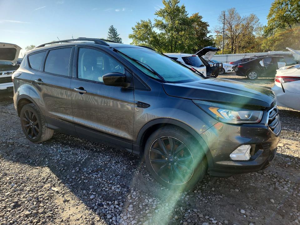 70424396 :رقم المزاد ، 1FMCU0GD2HUA80086 vin ، 2017 Ford Escape مزاد بيع