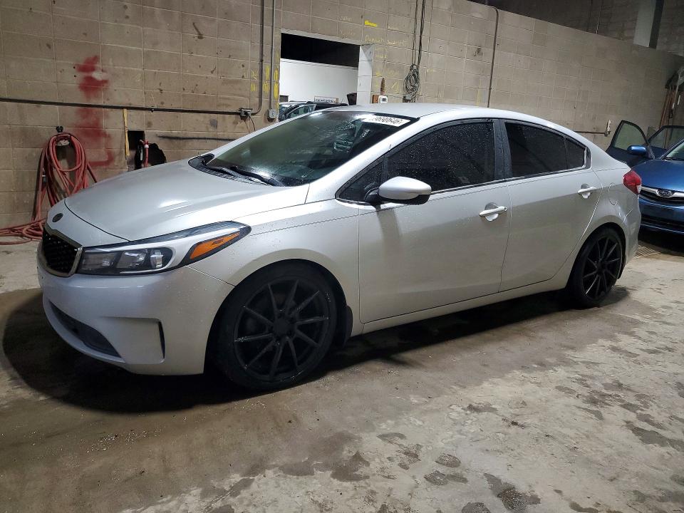 69690646 :رقم المزاد ، 3KPFK4A79HE085611 vin ، 2017 Kia Forte مزاد بيع