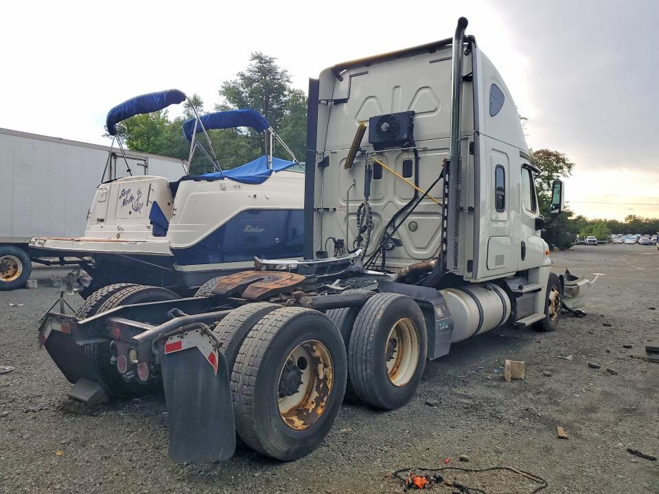 Продажа на аукционе авто 2015 Freightliner Cascadia, vin: 1FUJGLD58FLFY2231, номер лота: 65010386