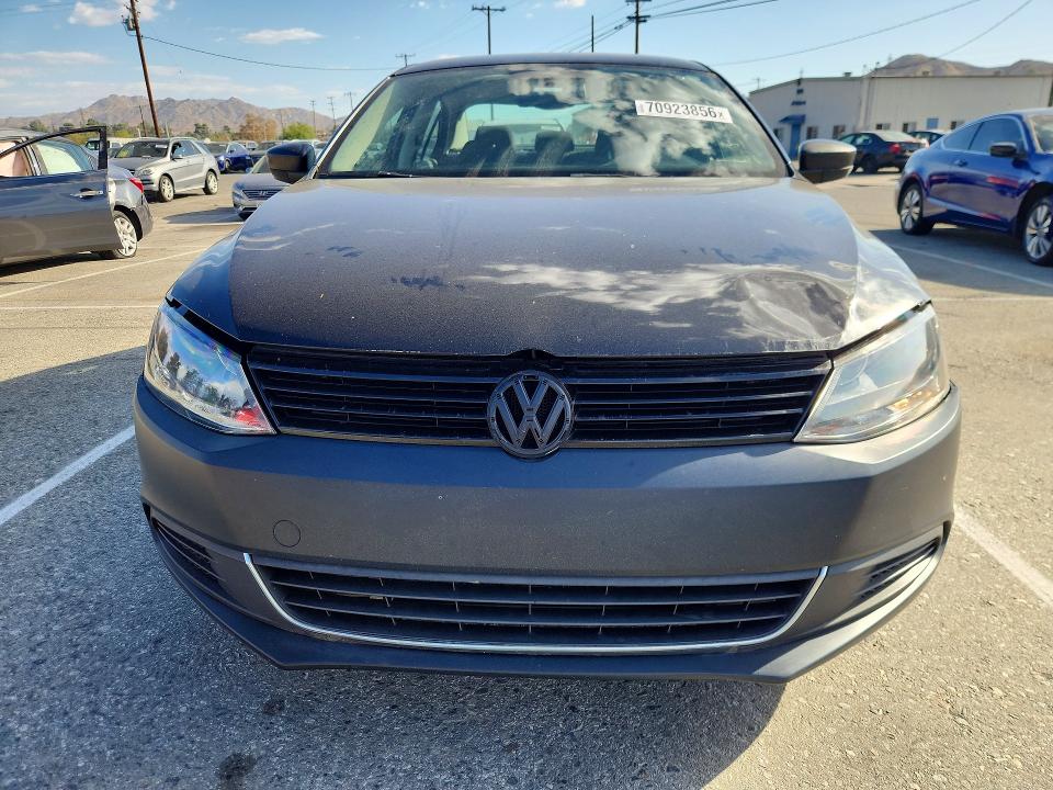 70923856 :رقم المزاد ، 3VW2K7AJXBM300533 vin ، 2011 Volkswagen Jetta مزاد بيع