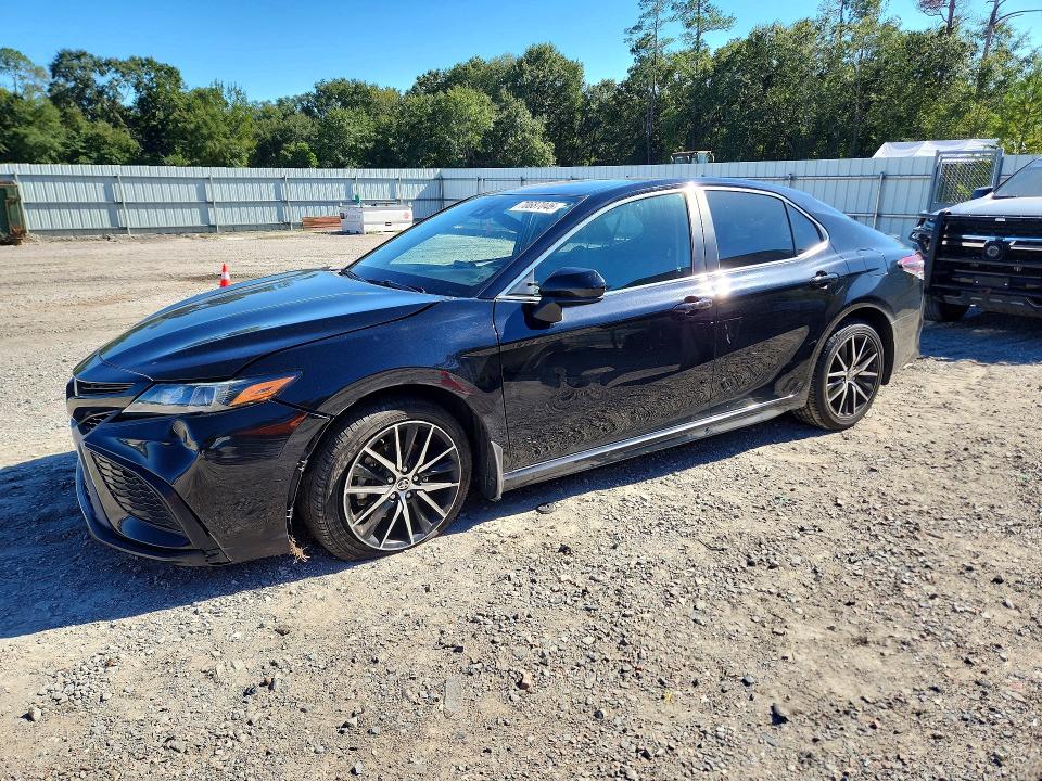 70687046 :رقم المزاد ، 4T1G11AKXMU542315 vin ، 2021 Toyota Camry مزاد بيع