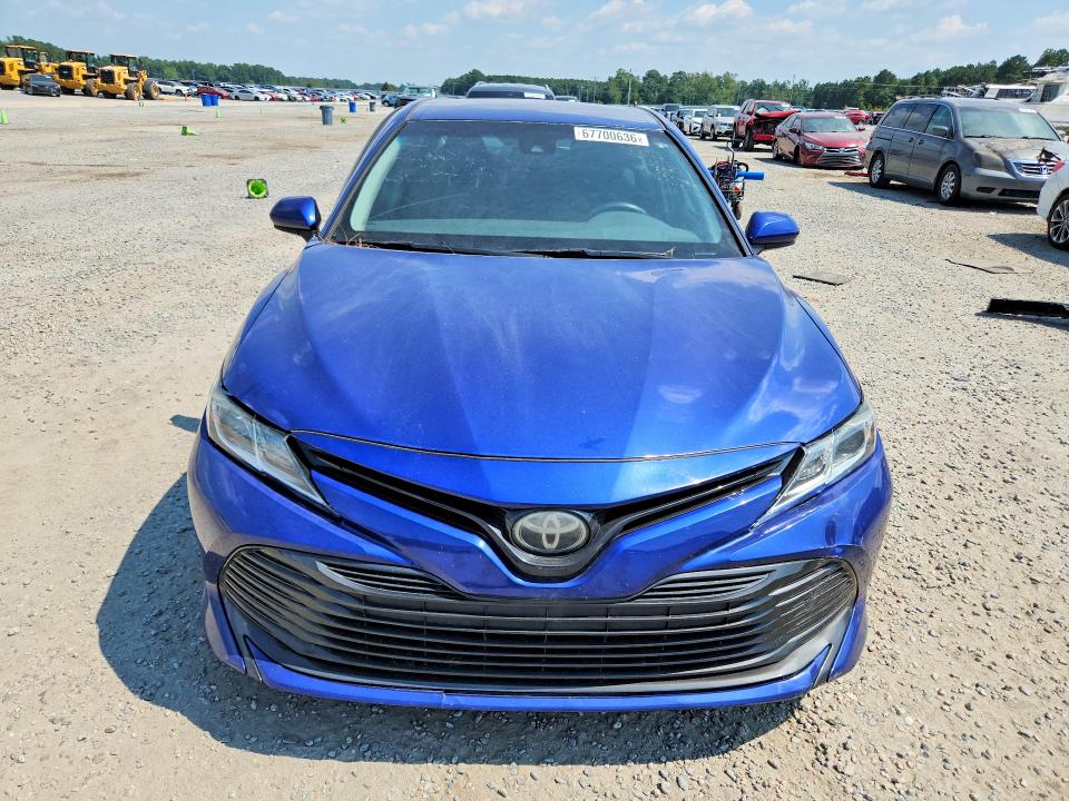67700636 :رقم المزاد ، 4T1B11HK4JU656371 vin ، 2018 Toyota Camry مزاد بيع