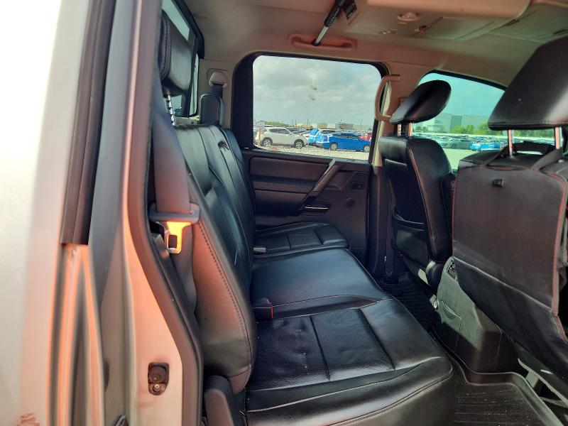 69103206 :رقم المزاد ، 1N6BA0EC0AN310286 vin ، 2010 Nissan Titan مزاد بيع