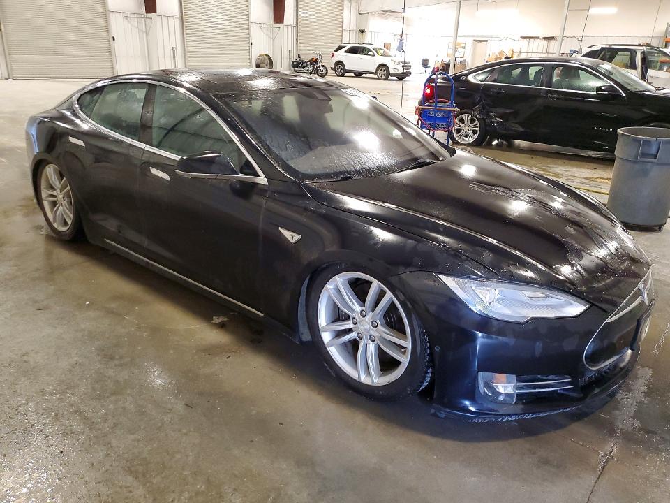 69316126 :رقم المزاد ، 5YJSA1H24FF086859 vin ، 2015 Tesla Model S مزاد بيع