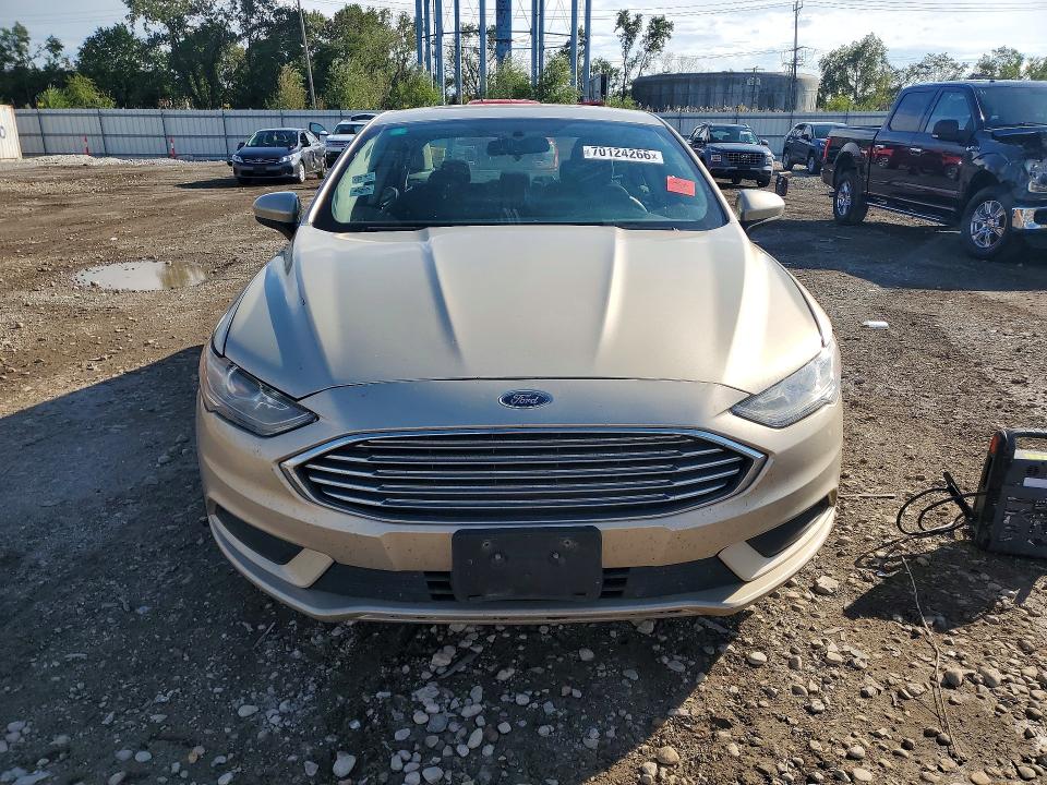 70124266 :رقم المزاد ، 3FA6P0LU2HR385177 vin ، 2017 Ford Fusion مزاد بيع
