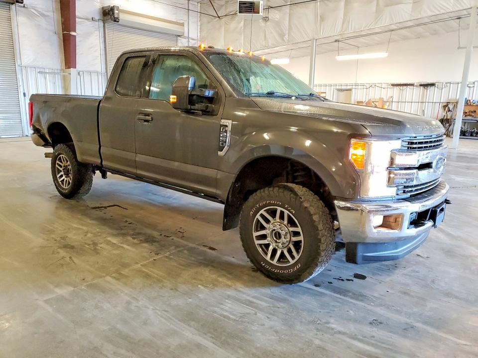 68795146 :رقم المزاد ، 1FT7X2B63HEE26061 vin ، 2017 Ford F250 مزاد بيع