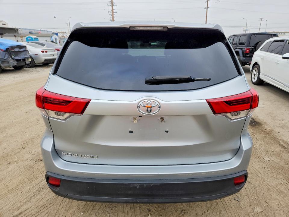 70001236 :رقم المزاد ، 5TDZARFH1JS038650 vin ، 2018 Toyota Highlander مزاد بيع