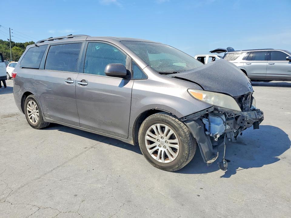 68272896 :رقم المزاد ، 5TDYK3DCXFS572315 vin ، 2015 Toyota Sienna مزاد بيع