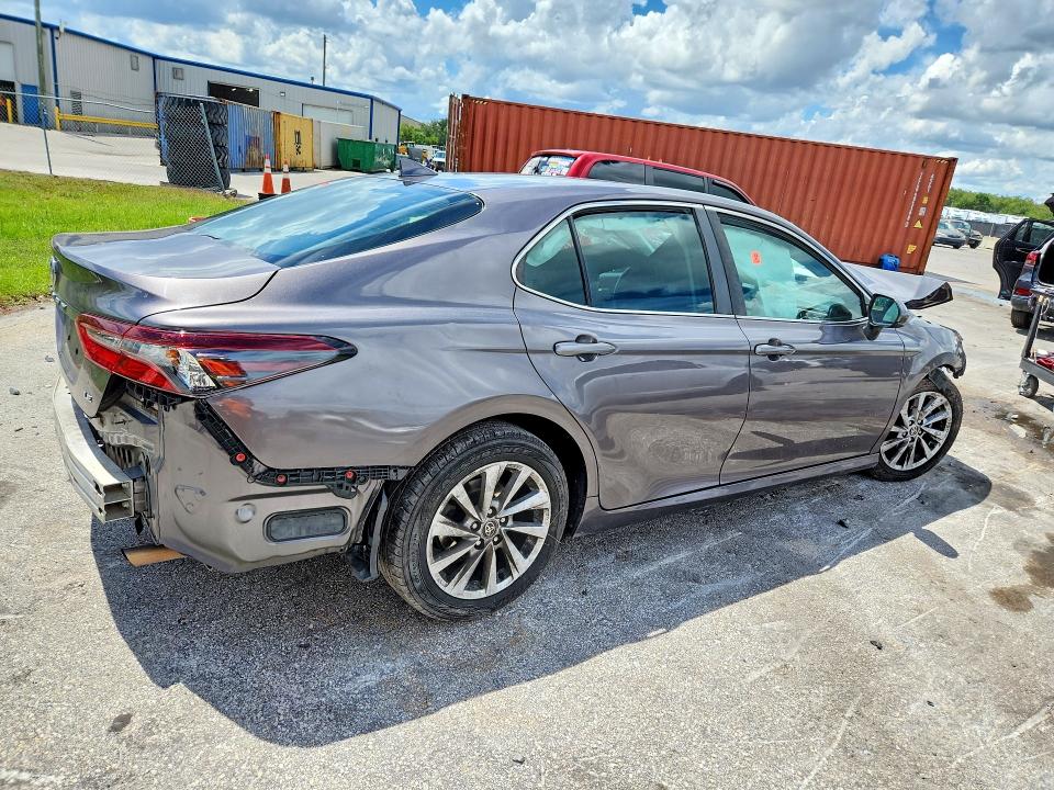 67884726 :رقم المزاد ، 4T1C11AK0NU646652 vin ، 2022 Toyota Camry مزاد بيع