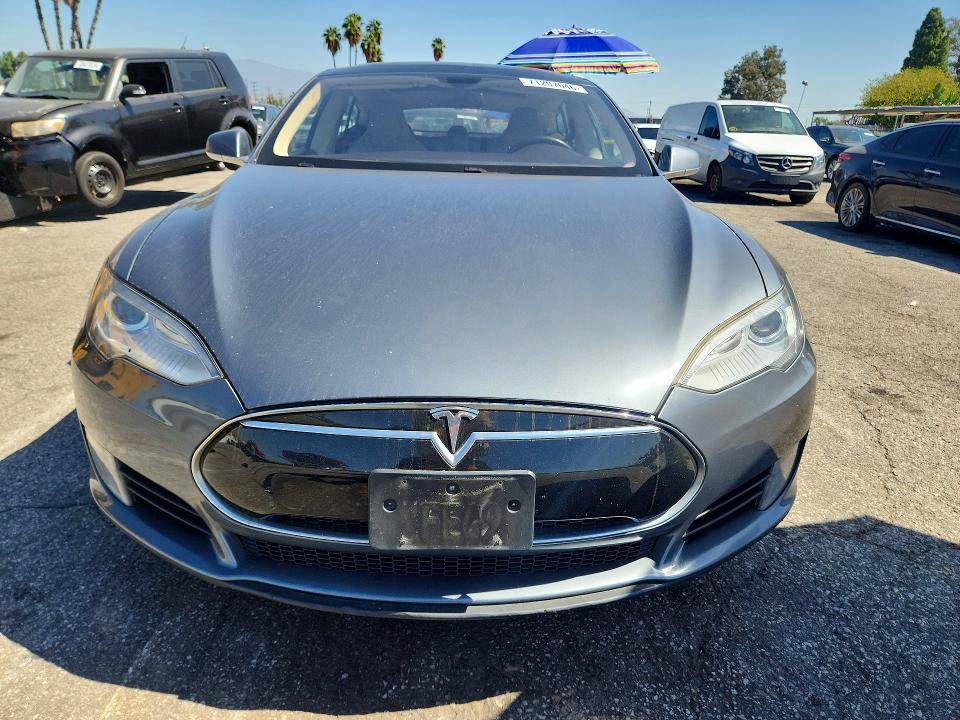 2013 Tesla Model S მანქანა იყიდება აუქციონზე, vin: 5YJSA1CN8DFP06336, აუქციონის ნომერი: 71207646