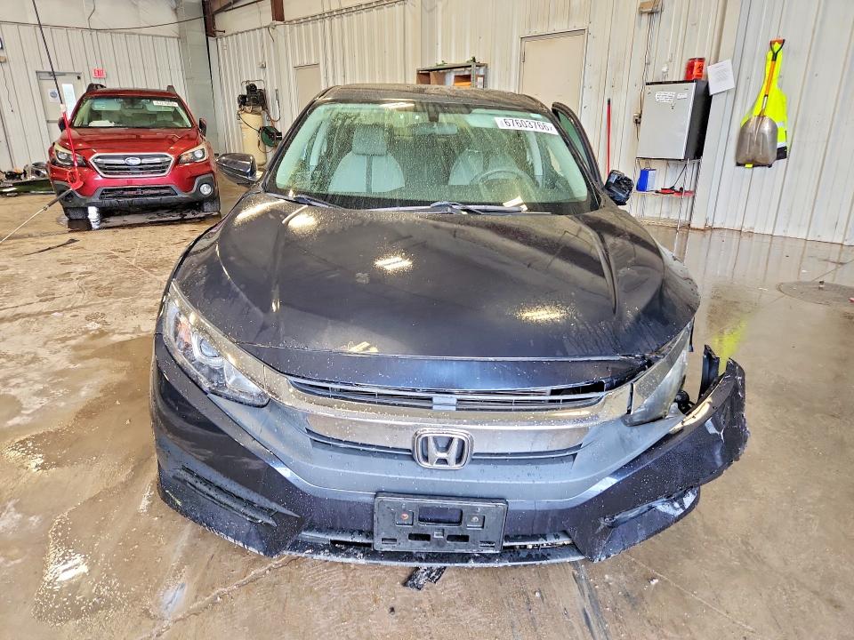 67603766 :رقم المزاد ، 19XFC2F58JE040206 vin ، 2018 Honda Civic مزاد بيع