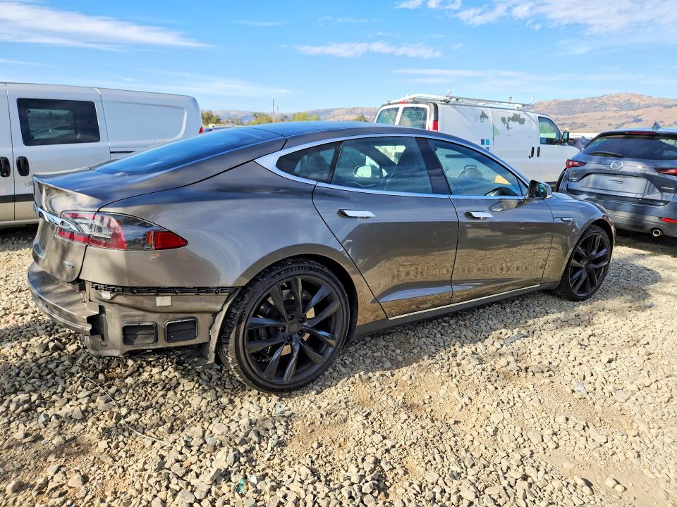 68179246 :رقم المزاد ، 5YJSA1H22FF090084 vin ، 2015 Tesla Model S مزاد بيع