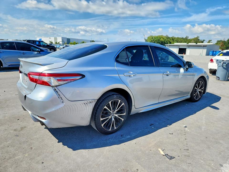 70850306 :رقم المزاد ، 4T1B11HK0JU636876 vin ، 2018 Toyota Camry مزاد بيع