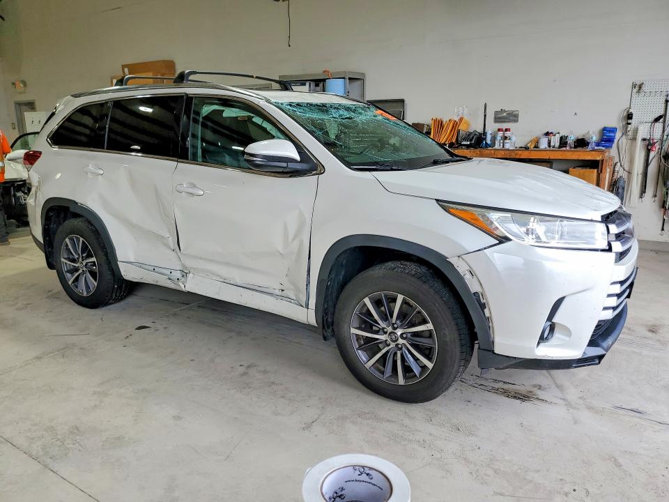 2017 Toyota Highlander მანქანა იყიდება აუქციონზე, vin: 5TDJZRFH9HS521982, აუქციონის ნომერი: 70012826