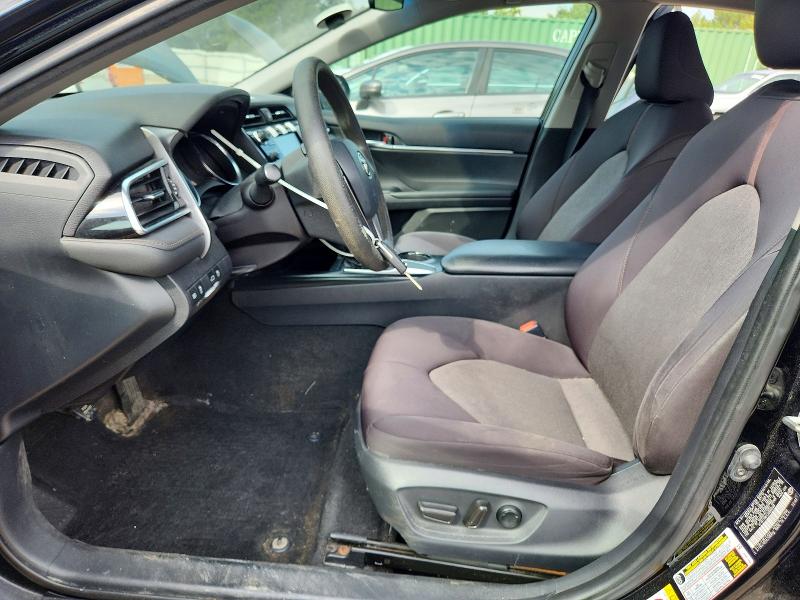 67449816 :رقم المزاد ، 4T1B11HK4JU609289 vin ، 2018 Toyota Camry مزاد بيع