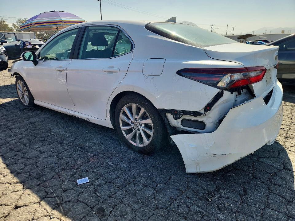 70528896 :رقم المزاد ، 4T1R11AK7MU435781 vin ، 2021 Toyota Camry مزاد بيع