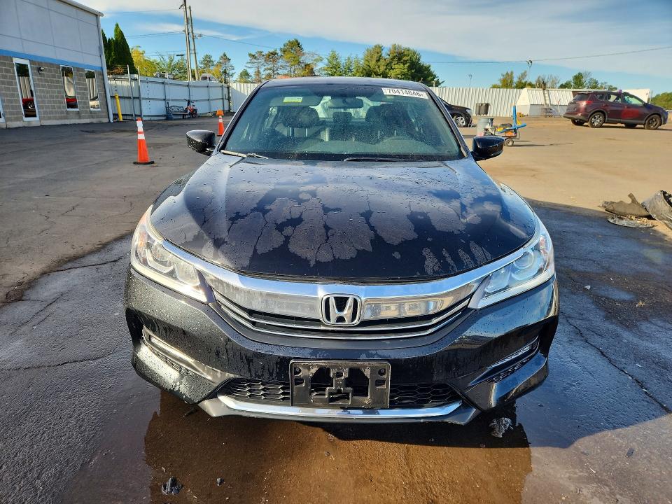 70414646 :رقم المزاد ، 1HGCR2F54HA306353 vin ، 2017 Honda Accord مزاد بيع
