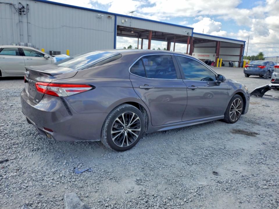 70222276 :رقم المزاد ، 4T1B11HK1JU545518 vin ، 2018 Toyota Camry مزاد بيع
