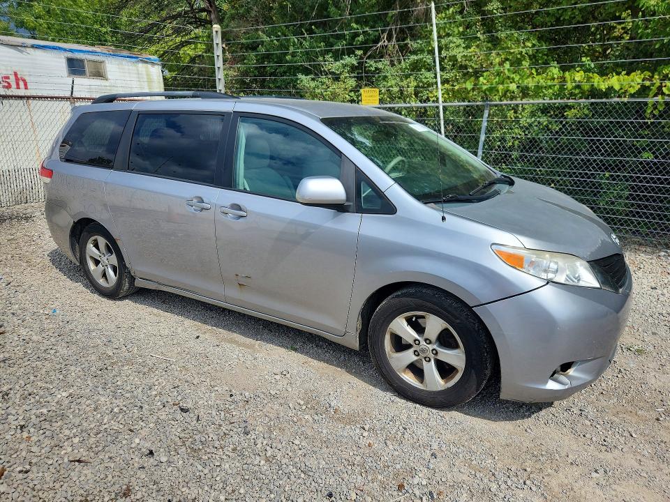 68071086 :رقم المزاد ، 5TDKK3DCXBS040711 vin ، 2011 Toyota Sienna مزاد بيع