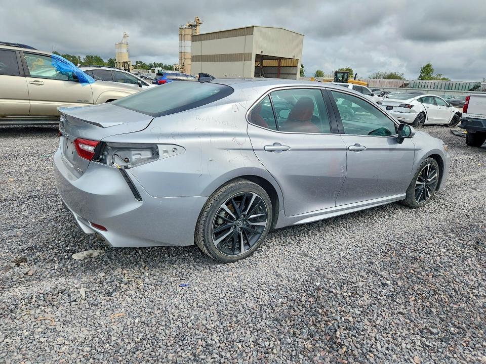 69516576 :رقم المزاد ، 4T1B61HK1KU180440 vin ، 2019 Toyota Camry مزاد بيع