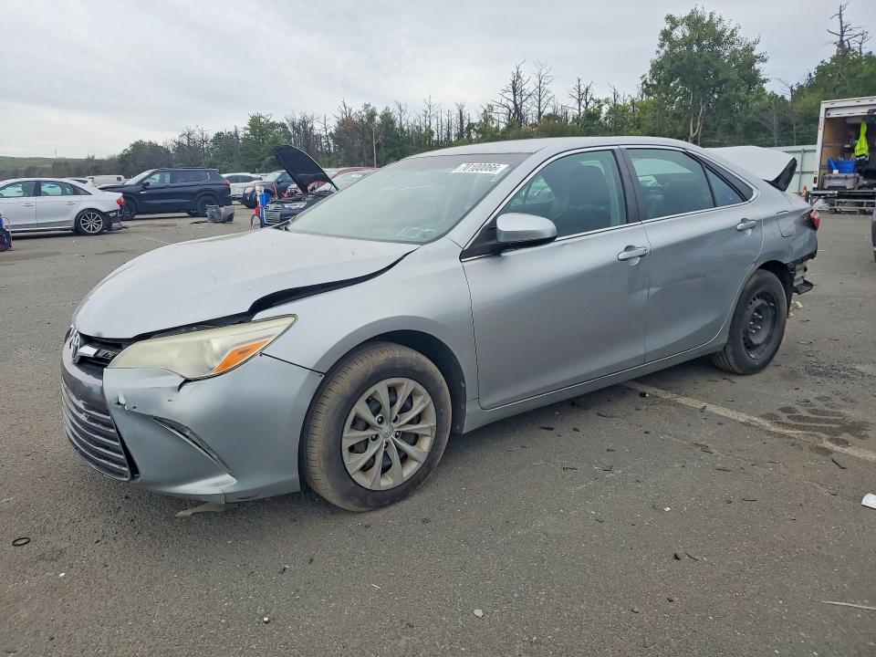 70100066 :رقم المزاد ، 4T1BF1FKXFU035678 vin ، 2015 Toyota Camry مزاد بيع