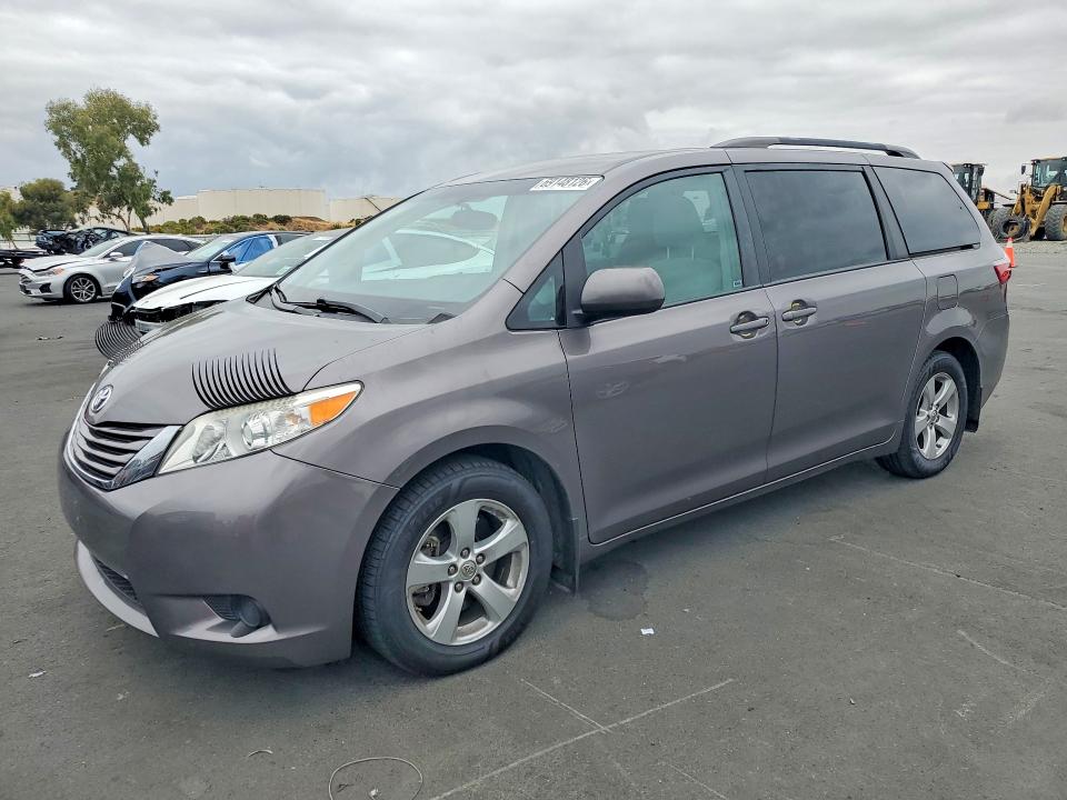 Auction sale of the 2017 Toyota Sienna, vin: 5TDKZ3DC2HS776790, lot number: 69148126
