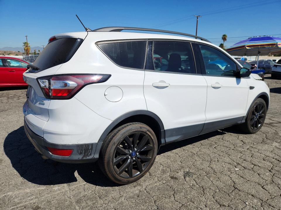 71175266 :رقم المزاد ، 1FMCU0GD9JUB14322 vin ، 2018 Ford Escape مزاد بيع
