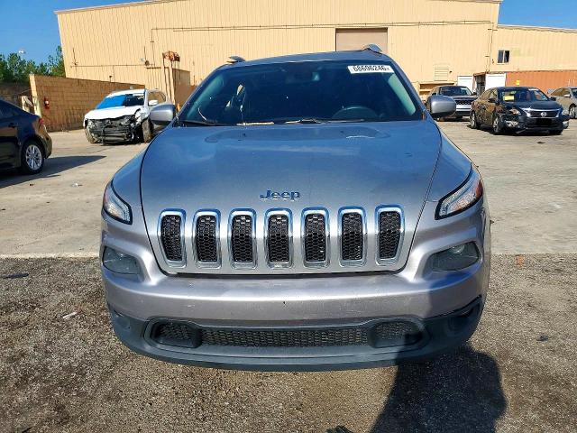 68696246 :رقم المزاد ، 1C4PJLCB1HW660762 vin ، 2017 Jeep Cherokee مزاد بيع