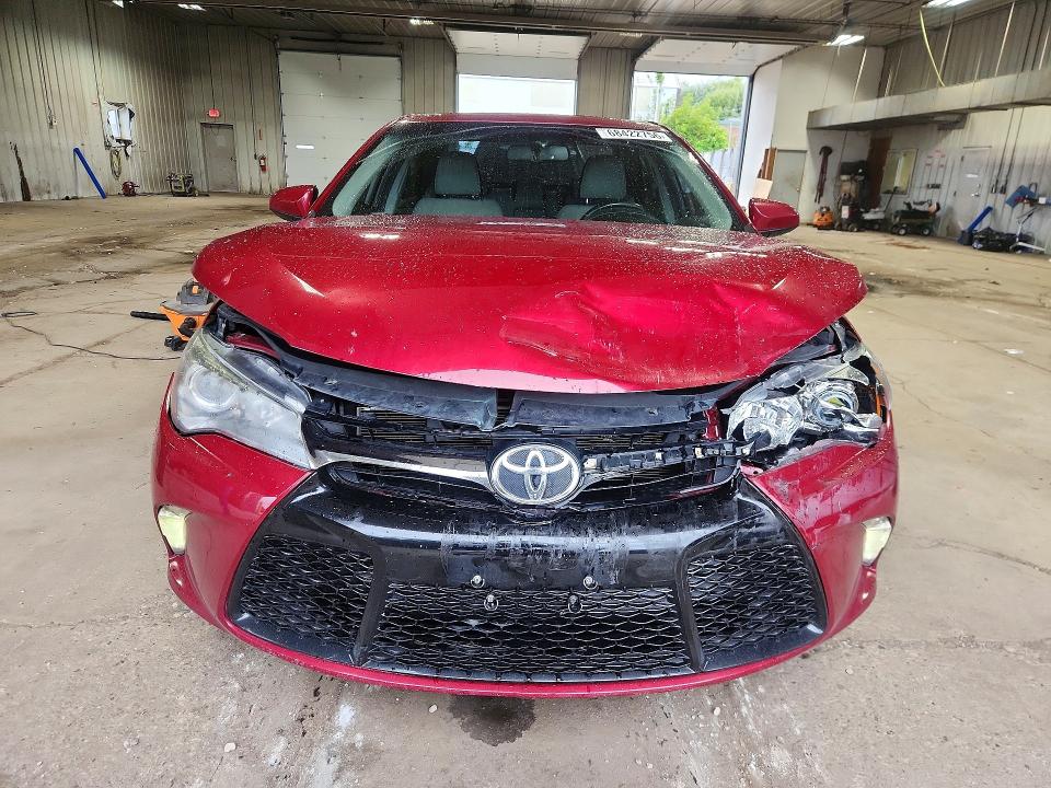 68422756 :رقم المزاد ، 4T1BF1FK6FU882570 vin ، 2015 Toyota Camry مزاد بيع