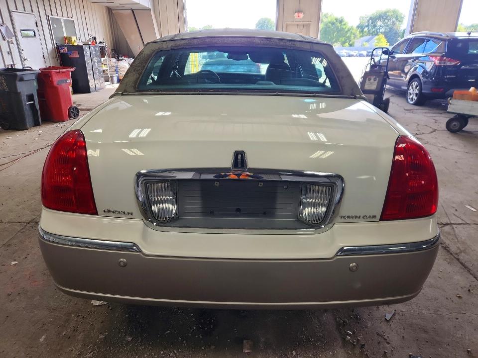 Продажа на аукционе авто 2003 Lincoln Town Car, vin: 1LNHM82W53Y620349, номер лота: 63919836