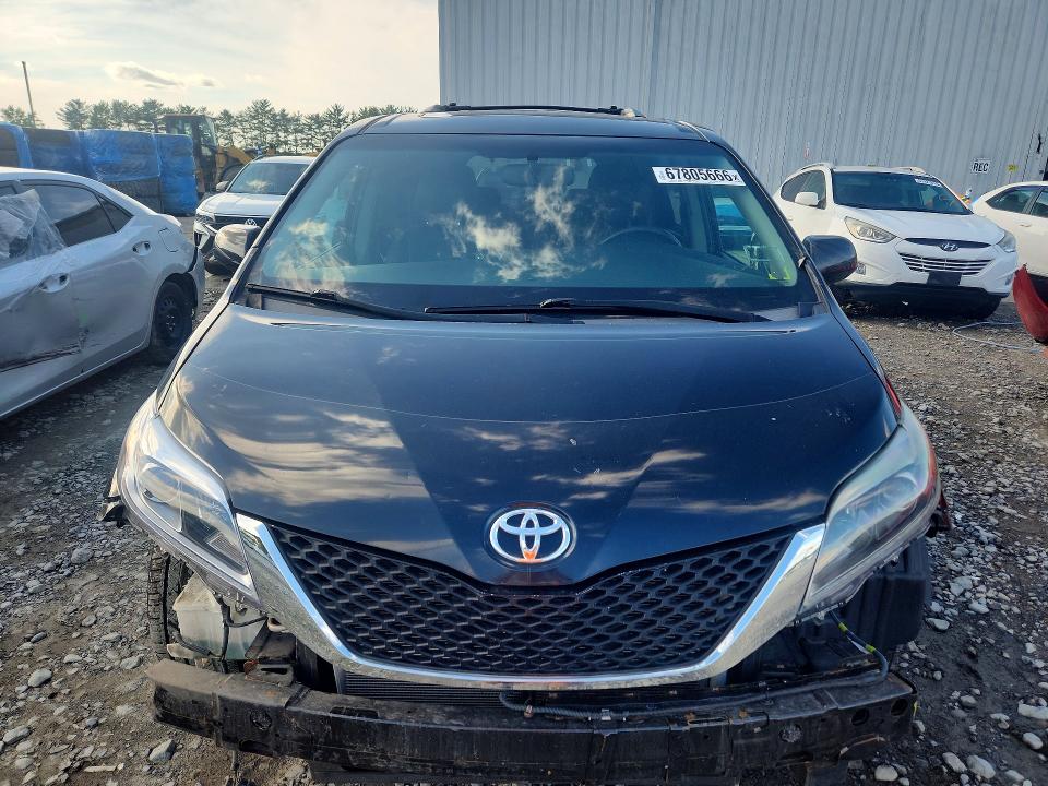 67805666 :رقم المزاد ، 5TDXZ3DC1HS864512 vin ، 2017 Toyota Sienna مزاد بيع