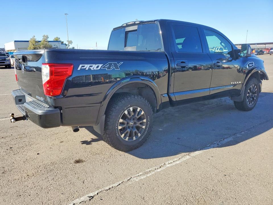 69878526 :رقم المزاد ، 1N6AA1E50HN551102 vin ، 2017 Nissan Titan مزاد بيع