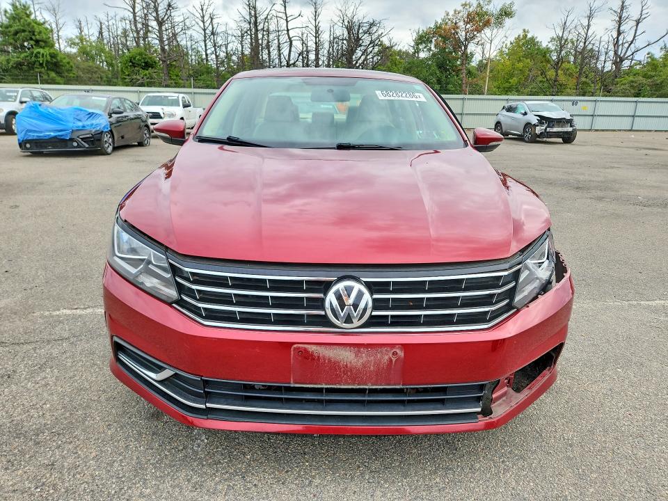 68282286 :رقم المزاد ، 1VWBT7A37HC055795 vin ، 2017 Volkswagen Passat مزاد بيع