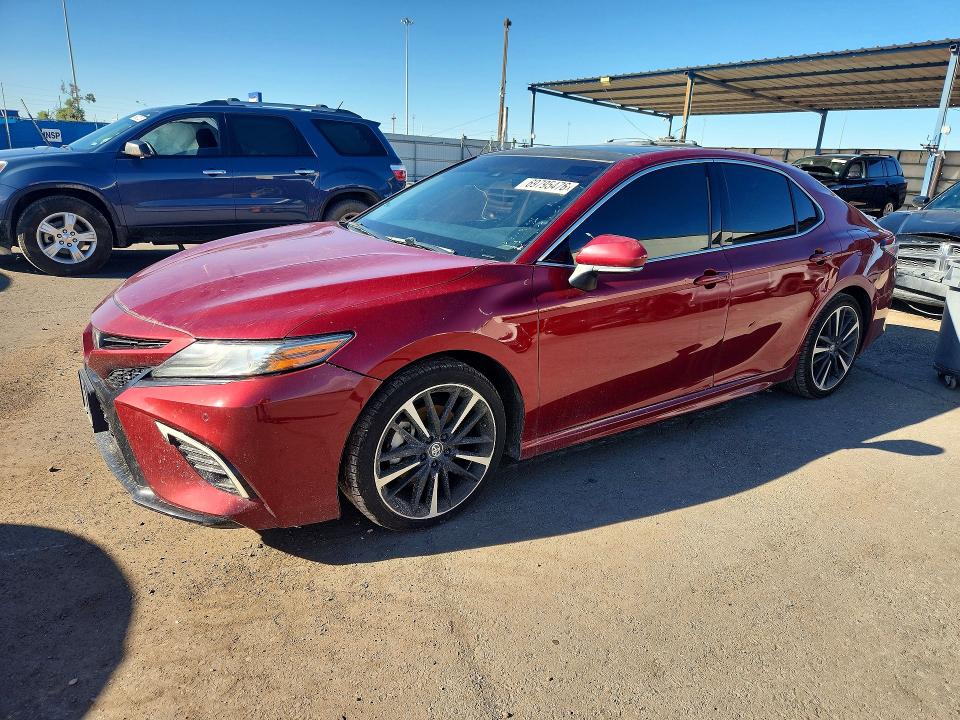 69795476 :رقم المزاد ، 4T1B61HK4JU566879 vin ، 2018 Toyota Camry مزاد بيع