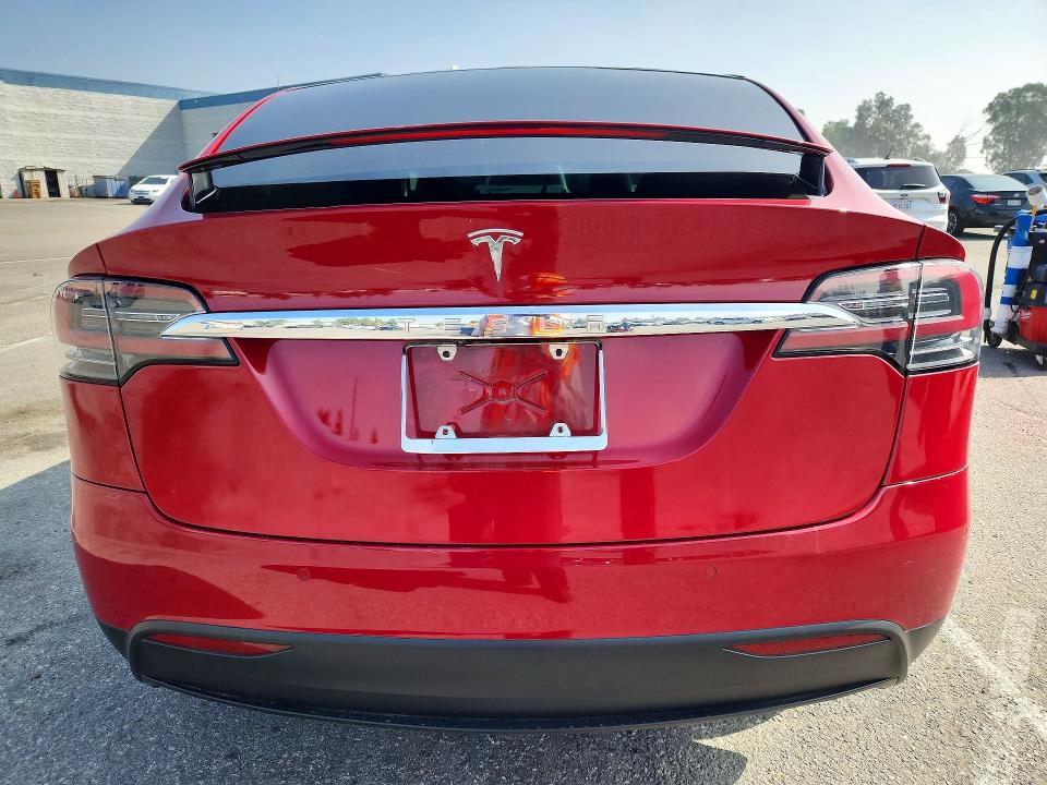 68326356 :رقم المزاد ، 5YJXCDE28JF101961 vin ، 2018 Tesla Model X مزاد بيع