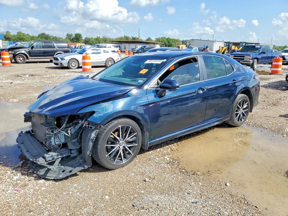69112616 :رقم المزاد ، 4T1G11AK1MU545054 vin ، 2021 Toyota Camry مزاد بيع
